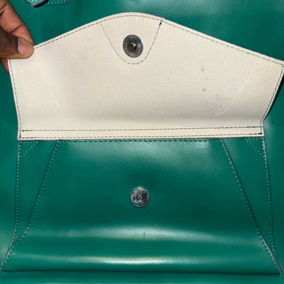 Vibrant Green Leather Tote with Structured Design - Picture 3 of 11